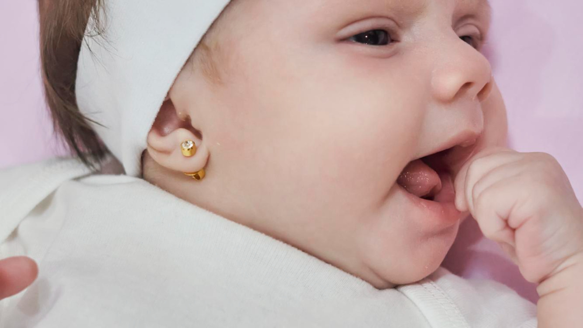 Bijoux en or pour bébé : comment choisir les premières boucles d'oreilles ?